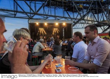 Celtic Folk am Besucherbergwerk F60 in Lichtefeld DEU Brandenburgh Finsterwalde Â Celtic Folk - Musikfestival unter der F60: Das unter Fans und Freunden der Celtic Music wie auch unter Bands und Künstlern sehr beliebte Festival erlebt 2016 seine 10. Auflage. Von traditionellem Irish Folk reicht das musikalische und künstlerische Spektrum über feurige, krachende Tänze, große Balladen aus den schottischen Highlands bis zum modernen frischen Celtic Rock und Speed Folk. Die Abraumförderbrücke F60 wurde im Mai 2002 als Besucherbergwerk und technisches Denkmal zugänglich gemacht. Das technische Denkmal F60 liegt am Dorf Lichterfeld bei Finsterwalde (Lausitz) und hat eine Laenge von 502 Metern. Das Tagebaugrossgerät aus dem ehemaligen Braunkohletagebau Klettwitz ist rund 11 000 Tonnen schwer und 80 Meter hoch. Seit der Eröffnung als Museum hat sich der liegende Eiffelturm zu