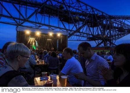 Celtic Folk am Besucherbergwerk F60 in Lichtefeld DEU Brandenburgh Finsterwalde Â Celtic Folk - Musikfestival unter der F60: Das unter Fans und Freunden der Celtic Music wie auch unter Bands und Künstlern sehr beliebte Festival erlebt 2016 seine 10. Auflage. Von traditionellem Irish Folk reicht das musikalische und künstlerische Spektrum über feurige, krachende Tänze, große Balladen aus den schottischen Highlands bis zum modernen frischen Celtic Rock und Speed Folk. Die Abraumförderbrücke F60 wurde im Mai 2002 als Besucherbergwerk und technisches Denkmal zugänglich gemacht. Das technische Denkmal F60 liegt am Dorf Lichterfeld bei Finsterwalde (Lausitz) und hat eine Laenge von 502 Metern. Das Tagebaugrossgerät aus dem ehemaligen Braunkohletagebau Klettwitz ist rund 11 000 Tonnen schwer und 80 Meter hoch. Seit der Eröffnung als Museum hat sich der liegende Eiffelturm zu