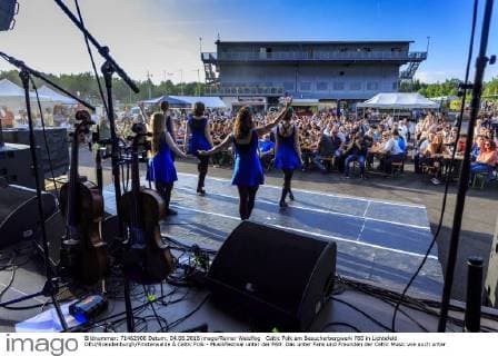 Celtic Folk am Besucherbergwerk F60 in Lichtefeld DEU Brandenburgh Finsterwalde Â Celtic Folk - Musikfestival unter der F60: Das unter Fans und Freunden der Celtic Music wie auch unter Bands und Künstlern sehr beliebte Festival erlebt 2016 seine 10. Auflage. Von traditionellem Irish Folk reicht das musikalische und künstlerische Spektrum über feurige, krachende Tänze, große Balladen aus den schottischen Highlands bis zum modernen frischen Celtic Rock und Speed Folk. Die Abraumförderbrücke F60 wurde im Mai 2002 als Besucherbergwerk und technisches Denkmal zugänglich gemacht. Das technische Denkmal F60 liegt am Dorf Lichterfeld bei Finsterwalde (Lausitz) und hat eine Laenge von 502 Metern. Das Tagebaugrossgerät aus dem ehemaligen Braunkohletagebau Klettwitz ist rund 11 000 Tonnen schwer und 80 Meter hoch. Seit der Eröffnung als Museum hat sich der liegende Eiffelturm zu