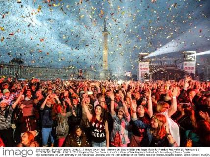 Themen der Woche Bilder des Tages Music for Freedom Festival in St. Petersburg ST PETERSBURG, RUSSIA - JUNE 5, 2016: People at the Our People in the City, Music of Freedom rock festival in St Petersburg s Palace Square. The event marks the 35th birthday of the rock group Leningrad and the 15th birthday of the Nashe Radio St Petersburg radio station. Sergei Konkov TASS  TS025997