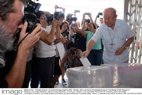 Mexiko: Wahl von neuen Provinzgouverneuren The Bishop of the Diocese of Veracruz, Luis Felipe Gallardo, vote to choose Governor, in Veracruz , Mexico, on 5 June 2016. More than 37.3 million citizens are called to the polls in Mexico, according to data provided by the National Electoral Institute (INE), where 12 governorships will be renewed. EFE Luis Monrroy MEXICO VOTE FOR THE ELECTION OF 12 GOVERNORS !ACHTUNG: NUR REDAKTIONELLE NUTZUNG!  MEX01 20160605-636007587238373726