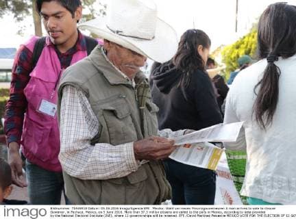 Mexiko: Wahl von neuen Provinzgouverneuren A man arrives to vote to choose Governor, in Pachuca, Mexico, on 5 June 2016. More than 37.3 million citizens are called to the polls in Mexico, according to data provided by the National Electoral Institute (INE), where 12 governorships will be renewed. EFE David Martínez Pelcastre MEXICO VOTE FOR THE ELECTION OF 12 GOVERNORS !ACHTUNG: NUR REDAKTIONELLE NUTZUNG!  MEX01 20160605-636007595138057726