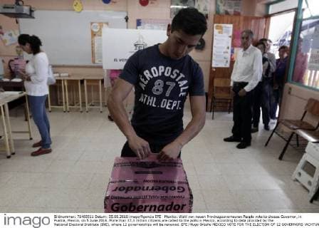 Mexiko: Wahl von neuen Provinzgouverneuren People vote to choose Governor, in Puebla, Mexico, on 5 June 2016. More than 37.3 million citizens are called to the polls in Mexico, according to data provided by the National Electoral Institute (INE), where 12 governorships will be renewed. EFE Hugo Ortuño MEXICO VOTE FOR THE ELECTION OF 12 GOVERNORS !ACHTUNG: NUR REDAKTIONELLE NUTZUNG!  MEX01 20160605-636007595143985726