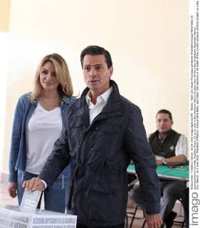Mexiko: Wahl von neuen Provinzgouverneuren President Enrique Peña Nieto (R) accompanied by his wife, Angelica Rivera (L) go to vote in the elections held on to elect who will form the Constituent Assembly Mexico City, Mexico, on 5 June 2016. President of Mexico, Enrique Peña Nieto, said today that elections in 14 states of the country advance without incident on a day that wanted to reaffirm the democratic vocation of the nation. EFE Mario Guzman PENA NIETO ANNOUNCES THAT ARE CELEBRATED ELECTIONS WITHOUT MAJOR INCIDENT !ACHTUNG: NUR REDAKTIONELLE NUTZUNG!  mex01 20160605-636007596475133726