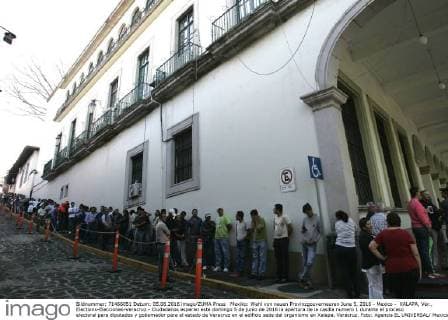Mexiko: Wahl von neuen Provinzgouverneuren June 5, 2016 - Mexico - XALAPA, Ver., Elections-Elecciones-Veracruz.- Ciudadanos esperan este domingo 5 de junio de 2016 la apertura de la casilla numero 1 durante el proceso electoral para diputados y gobernador para el estado de Veracruz en el edificio sede del organismo en Xalapa, Veracruz. Foto: Agencia EL UNIVERSAL Mexico  - ZUMAu78_