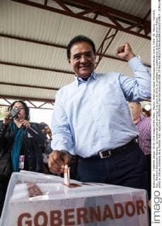 Mexiko: Wahl von neuen Provinzgouverneuren June 5, 2016 - Df, Mexico - OAXACA, Oax., Elections-Elecciones-Oaxaca.- La manana de este domingo 5 de junio de 2016, el candidato a la gubernatura de Oaxaca Benjamin Robles emite su voto en compania de su familia. Foto: Agencia EL UNIVERSAL German Espinosa RDB. Df Mexico  - ZUMAu78_