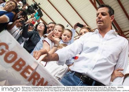 Mexiko: Wahl von neuen Provinzgouverneuren June 5, 2016 - Df, Mexico - OAXACA, Oax., Elections-Elecciones-Oaxaca.- Este domingo 5 de junio de 2016, el candidato a la gubernatura del estado de Oaxaca, Alejandro Murat emite su voto en compania de su familia. Foto: Agencia EL UNIVERSAL German Espinosa RDB. Df Mexico  - ZUMAu78_