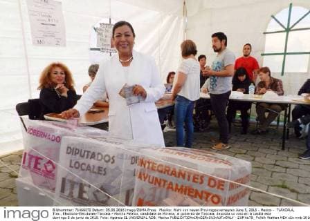 Mexiko: Wahl von neuen Provinzgouverneuren June 5, 2016 - Mexico - TLAXCALA, Tlax., Elections-Elecciones-Tlaxcala.- Martha Palafox, candidata de Morena, al gobierno de Tlaxcala, deposita su voto en la casilla este domingo 5 de junio de 2016. Foto: Agencia EL UNIVERSAL RDB. Mexico  - ZUMAu78_