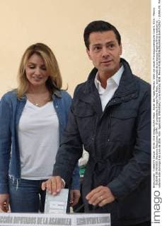 Bilder des Tages Mexiko: Wahl von neuen Provinzgouverneuren June 5, 2016 - Mexico - CIUDAD DE MEXICO, Elections-Elecciones-CDMX.- El presidente Enrique Pena Nieto, acompanado de su esposa Angelica Rivera realizan su votacion este domingo 5 de junio de 2016. Foto: Agencia EL UNIVERSAL Lucia Godinez RDB. Mexico  - ZUMAu78_