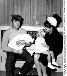 Jan. 1, 2011 - TONY CURTIS AND CHRISTINE KAUFMAN .WITH CHILDREN. TONYCURTISRETRO - ZUMAg49_