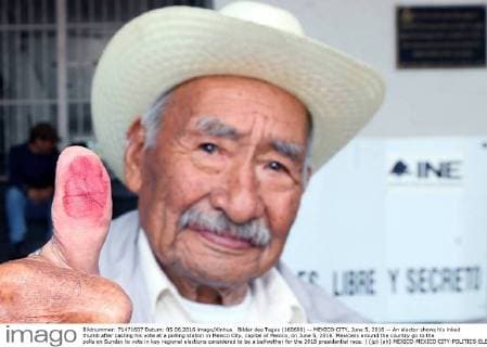Bilder des Tages (160606) -- MEXICO CITY, June 5, 2016 -- An elector shows his inked thumb after casting his vote at a polling station in Mexico City, capital of Mexico, on June 5, 2016. Mexicans around the country go to the polls on Sunday to vote in key regional elections considered to be a bellwether for the 2018 presidential race. ) (jp) (ah) MEXICO-MEXICO CITY-POLITICS-ELECTIONS NOTIMEX 