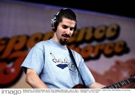Jan. 1, 2011 - K22046JKR0L. SD05 19 2001..LINKIN PARK PERFORMING IN CHICAGO, ILLINOIS..BRAD DELSON. JEFF KROLL - ZUMAg49_