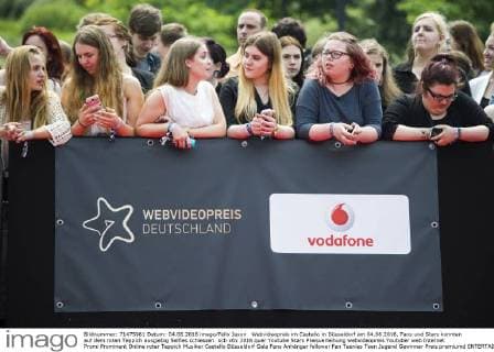 Webvideopreis im Castello in Düsseldorf am 04.06.2016. Fans und Stars konnten auf dem roten Teppich ausgiebig Selfies schiessen.