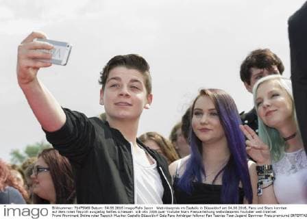Webvideopreis im Castello in Düsseldorf am 04.06.2016. Fans und Stars konnten auf dem roten Teppich ausgiebig Selfies schiessen.