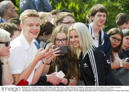 Webvideopreis im Castello in Düsseldorf am 04.06.2016. Fans und Stars konnten auf dem roten Teppich ausgiebig Selfies schiessen. Hier: Melina Sophie, youtuberin.