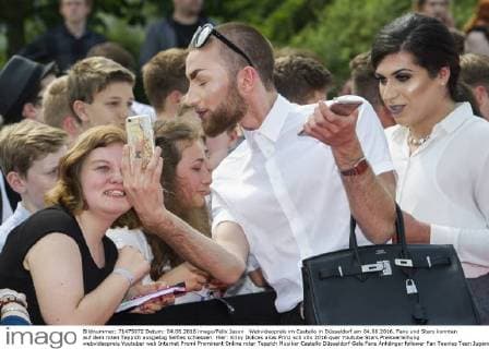 Webvideopreis im Castello in Düsseldorf am 04.06.2016. Fans und Stars konnten auf dem roten Teppich ausgiebig Selfies schiessen. Hier: Krisy Dolices alias Prinz