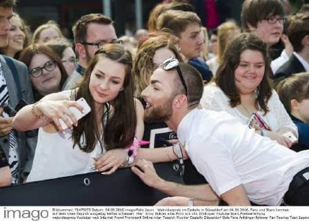 Webvideopreis im Castello in Düsseldorf am 04.06.2016. Fans und Stars konnten auf dem roten Teppich ausgiebig Selfies schiessen. Hier: Krisy Dolices alias Prinz
