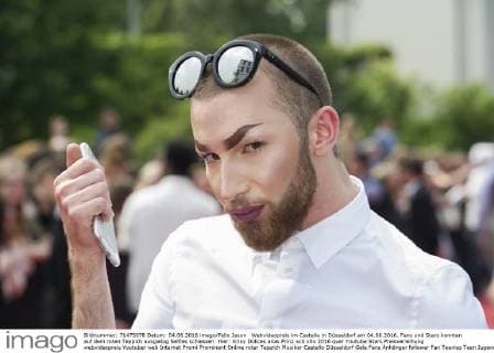 Webvideopreis im Castello in Düsseldorf am 04.06.2016. Fans und Stars konnten auf dem roten Teppich ausgiebig Selfies schiessen. Hier: Krisy Dolices alias Prinz