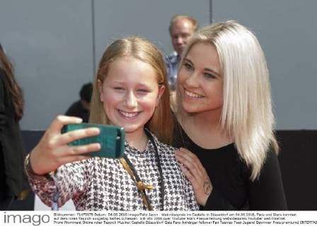 Webvideopreis im Castello in Düsseldorf am 04.06.2016. Fans und Stars konnten auf dem roten Teppich ausgiebig Selfies schiessen.