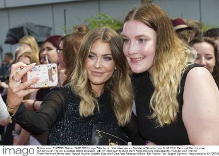 Webvideopreis im Castello in Düsseldorf am 04.06.2016. Fans und Stars konnten auf dem roten Teppich ausgiebig Selfies schiessen.