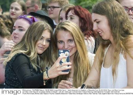 Webvideopreis im Castello in Düsseldorf am 04.06.2016. Fans und Stars konnten auf dem roten Teppich ausgiebig Selfies schiessen.