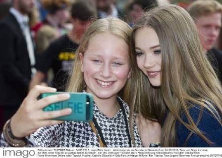Webvideopreis im Castello in Düsseldorf am 04.06.2016. Fans und Stars konnten auf dem roten Teppich ausgiebig Selfies schiessen.