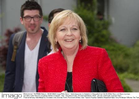 Webvideopreis im Castello in Düsseldorf am 04.06.2016. Fans und Stars konnten auf dem roten Teppich ausgiebig Selfies schiessen. Hier: Hannelore Kraft, Ministerpräsidentin NRW.