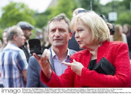 Webvideopreis im Castello in Düsseldorf am 04.06.2016. Fans und Stars konnten auf dem roten Teppich ausgiebig Selfies schiessen. Hier: Hannelore Kraft, Ministerpräsidentin NRW.
