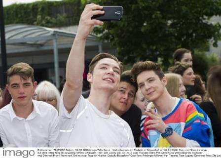 Webvideopreis im Castello in Düsseldorf am 04.06.2016. Fans und Stars konnten auf dem roten Teppich ausgiebig Selfies schiessen. Hier: Die Lochis