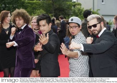 Webvideopreis im Castello in Düsseldorf am 04.06.2016. Fans und Stars konnten auf dem roten Teppich ausgiebig Selfies schiessen. Hier: T7pro Vi-Dan Tran, Shawn Bu, Filmproduzenten.