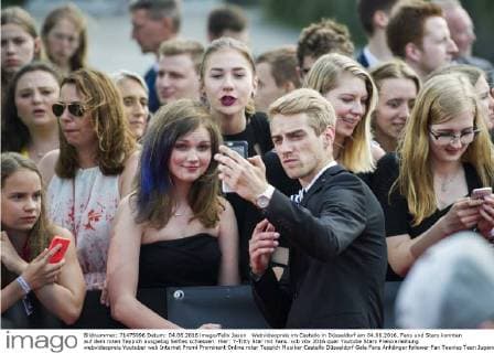 Webvideopreis im Castello in Düsseldorf am 04.06.2016. Fans und Stars konnten auf dem roten Teppich ausgiebig Selfies schiessen. Hier: Y-Titty Star mit Fans.