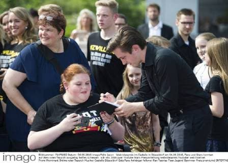 Webvideopreis im Castello in Düsseldorf am 04.06.2016. Fans und Stars konnten auf dem roten Teppich ausgiebig Selfies schiessen.