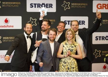 Webvideopreis im Castello in Düsseldorf am 04.06.2016. Fans und Stars konnten auf dem roten Teppich ausgiebig Selfies schiessen. Hier: Fabian Siegismund und Das Netzwerk, youtuber.