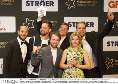 Webvideopreis im Castello in Düsseldorf am 04.06.2016. Fans und Stars konnten auf dem roten Teppich ausgiebig Selfies schiessen. Hier: Fabian Siegismund und Das Netzwerk, youtuber.