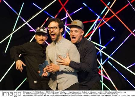 Webvideopreis im Castello in Düsseldorf am 04.06.2016. Fans und Stars konnten auf dem roten Teppich ausgiebig Selfies schiessen. Hier: Sebastian Linda youtuber