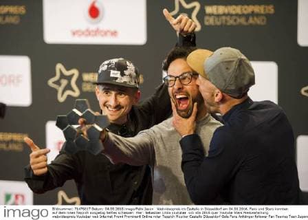 Webvideopreis im Castello in Düsseldorf am 04.06.2016. Fans und Stars konnten auf dem roten Teppich ausgiebig Selfies schiessen. Hier: Sebastian Linda youtuber