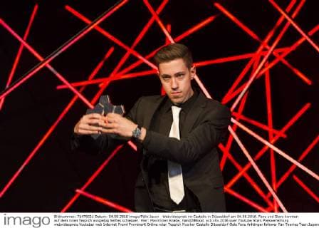 Webvideopreis im Castello in Düsseldorf am 04.06.2016. Fans und Stars konnten auf dem roten Teppich ausgiebig Selfies schiessen. Hier: Maximilian Knabe, HandOfBlood.