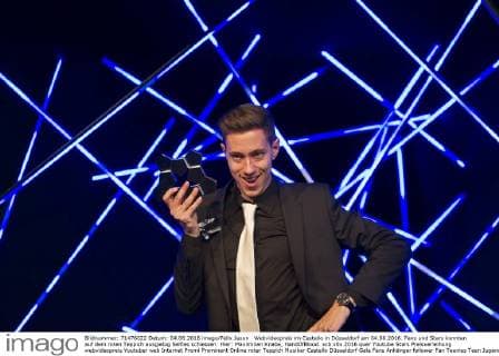Webvideopreis im Castello in Düsseldorf am 04.06.2016. Fans und Stars konnten auf dem roten Teppich ausgiebig Selfies schiessen. Hier: Maximilian Knabe, HandOfBlood.