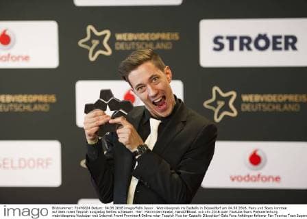 Webvideopreis im Castello in Düsseldorf am 04.06.2016. Fans und Stars konnten auf dem roten Teppich ausgiebig Selfies schiessen. Hier: Maximilian Knabe, HandOfBlood.