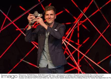 Webvideopreis im Castello in Düsseldorf am 04.06.2016. Fans und Stars konnten auf dem roten Teppich ausgiebig Selfies schiessen. Hier: David Hain, BeHaind.