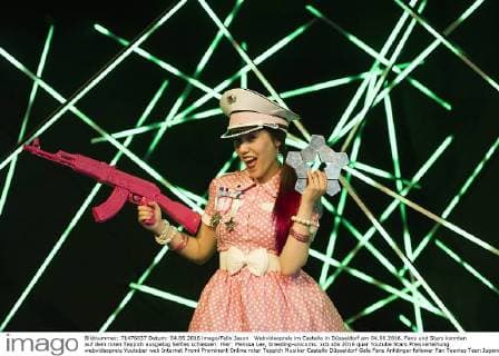 Webvideopreis im Castello in Düsseldorf am 04.06.2016. Fans und Stars konnten auf dem roten Teppich ausgiebig Selfies schiessen. Hier: Melissa Lee, breeding-unicorns.