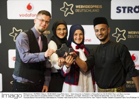 Webvideopreis im Castello in Düsseldorf am 04.06.2016. Fans und Stars konnten auf dem roten Teppich ausgiebig Selfies schiessen. Hier: Datteltäter, youtuber. Gewinner in der Kategorie Newcomer.