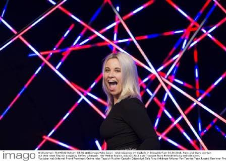 Webvideopreis im Castello in Düsseldorf am 04.06.2016. Fans und Stars konnten auf dem roten Teppich ausgiebig Selfies schiessen. Hier Melina Sophie,