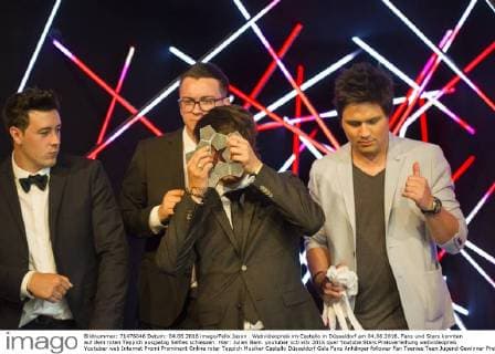 Webvideopreis im Castello in Düsseldorf am 04.06.2016. Fans und Stars konnten auf dem roten Teppich ausgiebig Selfies schiessen. Hier: Julien Bam. youtuber