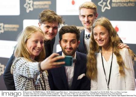 Webvideopreis im Castello in Düsseldorf am 04.06.2016. Fans und Stars konnten auf dem roten Teppich ausgiebig Selfies schiessen. Hier: Fans mit Y-Titty