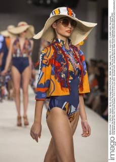 Bilder des Tages London, UK. 6 June 2016. A model walks the runway showcasing the fashion collection by Holly Marie Anderson from the University of the Arts at Bournemouth during Graduate Fashion Week 2016. GFW takes place at the Old Truman Brewery from 5 to 8 June 2016. Bournemouth, Graduate Fashion Week 2016 