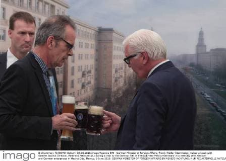 German Minister of Foreign Affairs, Frank-Walter Steinmeier, makes a toast with Goethe Institut Director, Reinhard Maiworm (L) during a visit to the German hall of the dual year Mexico-Germany in a meeting with Mexican and German enterprises in Mexico City, Mexico, 6 June 2016. GERMAN MINISTER OF FOREIGN AFFAIRS IN MEXICO !ACHTUNG: NUR REDAKTIONELLE NUTZUNG!  epa 20160606-636008531767233298