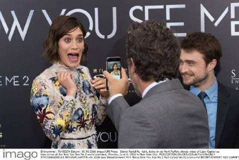 Daniel Radcliffe, right, looks on as Mark Ruffalo shoots video of Lizzy Caplan as they arrive at the Now You See Me 2 world premiere, Monday, June 6, 2016 in New York City.  NYP201604269161 BRYANxR.xSMITH