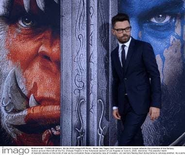 Bilder des Tages Cast member Dominic Cooper attends the premiere of the fantasy motion picture Warcraft at the TCL Chinese Theatre in the Hollywood section of Los Angeles on June 6, 2016. Storyline: The peaceful realm of Azeroth stands on the brink of war as its civilization faces a fearsome race of invaders: orc warriors fleeing their dying home to colonize another. As a portal opens to connect the two worlds, one army faces destruction and the other faces extinction.  LAP2016060618 JIMxRUYMEN