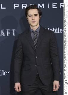 LOS ANGELES - JUN 6: Ben Schnetzer at the Warcraft Global Premiere at TCL Chinese Theater IMAX on June 6, 2016 in Los Angeles, CA  HPA